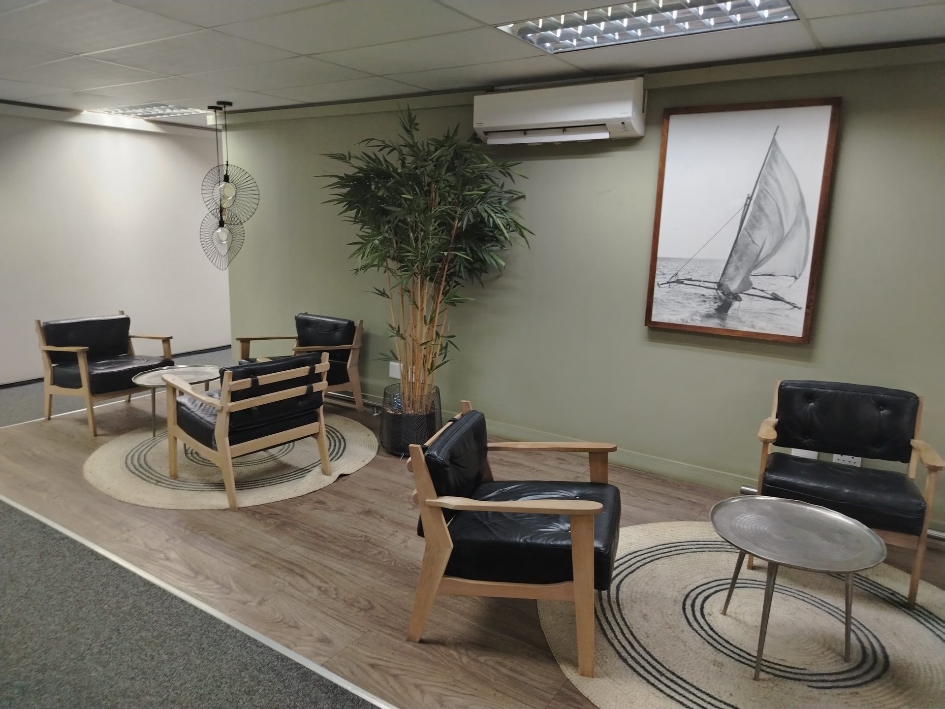 Meeting and lounge setting at Esselen Towers